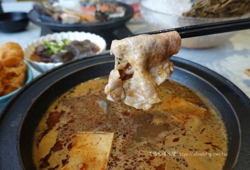 〖嗑肉石鍋〗比手掌大巨霸海虎蝦！隱藏版限量雙鍋王．10種海鮮+12盎司肉盤．打卡還送肉盤！ - 艾瑪▪ 享受吃喝玩樂札記