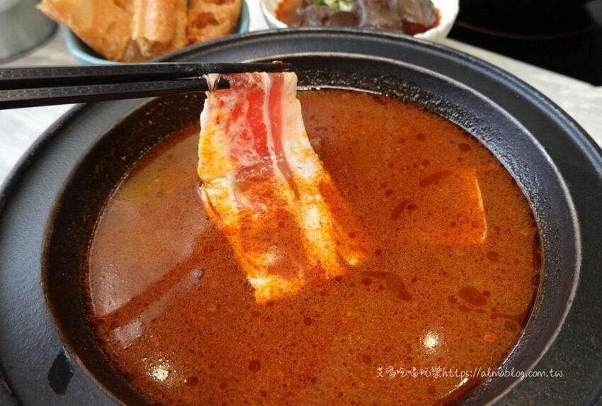 〖嗑肉石鍋〗比手掌大巨霸海虎蝦！隱藏版限量雙鍋王．10種海鮮+12盎司肉盤．打卡還送肉盤！ - 艾瑪▪ 享受吃喝玩樂札記