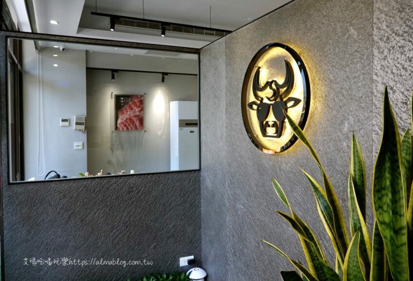 〖嗑肉石鍋〗比手掌大巨霸海虎蝦！隱藏版限量雙鍋王．10種海鮮+12盎司肉盤．打卡還送肉盤！ - 艾瑪▪ 享受吃喝玩樂札記