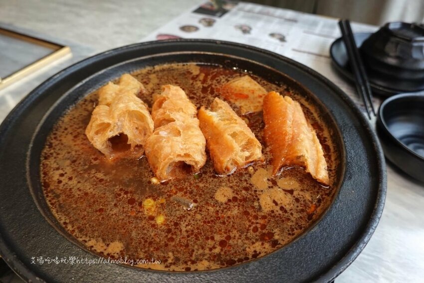 〖嗑肉石鍋〗比手掌大巨霸海虎蝦！隱藏版限量雙鍋王．10種海鮮+12盎司肉盤．打卡還送肉盤！ - 艾瑪▪ 享受吃喝玩樂札記