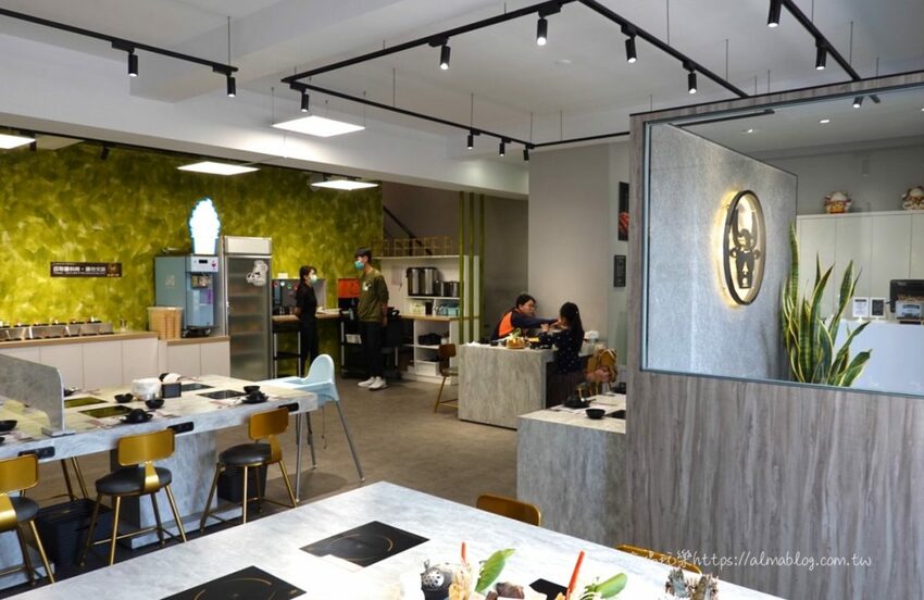 〖嗑肉石鍋〗比手掌大巨霸海虎蝦！隱藏版限量雙鍋王．10種海鮮+12盎司肉盤．打卡還送肉盤！ - 艾瑪▪ 享受吃喝玩樂札記