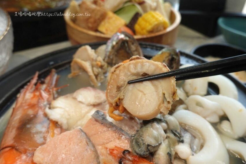 〖嗑肉石鍋〗比手掌大巨霸海虎蝦！隱藏版限量雙鍋王．10種海鮮+12盎司肉盤．打卡還送肉盤！ - 艾瑪▪ 享受吃喝玩樂札記