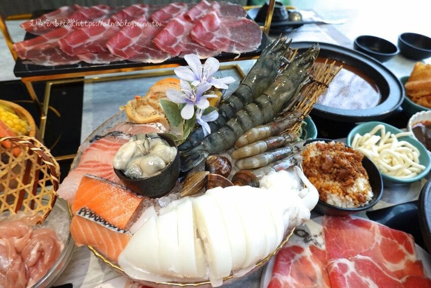 〖嗑肉石鍋〗比手掌大巨霸海虎蝦！隱藏版限量雙鍋王．10種海鮮+12盎司肉盤．打卡還送肉盤！ - 艾瑪▪ 享受吃喝玩樂札記