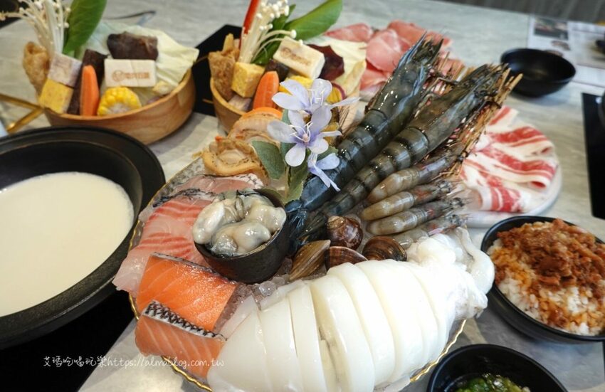 〖嗑肉石鍋〗比手掌大巨霸海虎蝦！隱藏版限量雙鍋王．10種海鮮+12盎司肉盤．打卡還送肉盤！ - 艾瑪▪ 享受吃喝玩樂札記