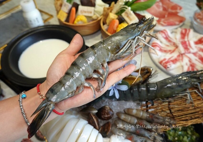 〖嗑肉石鍋〗比手掌大巨霸海虎蝦！隱藏版限量雙鍋王．10種海鮮+12盎司肉盤．打卡還送肉盤！ - 艾瑪▪ 享受吃喝玩樂札記