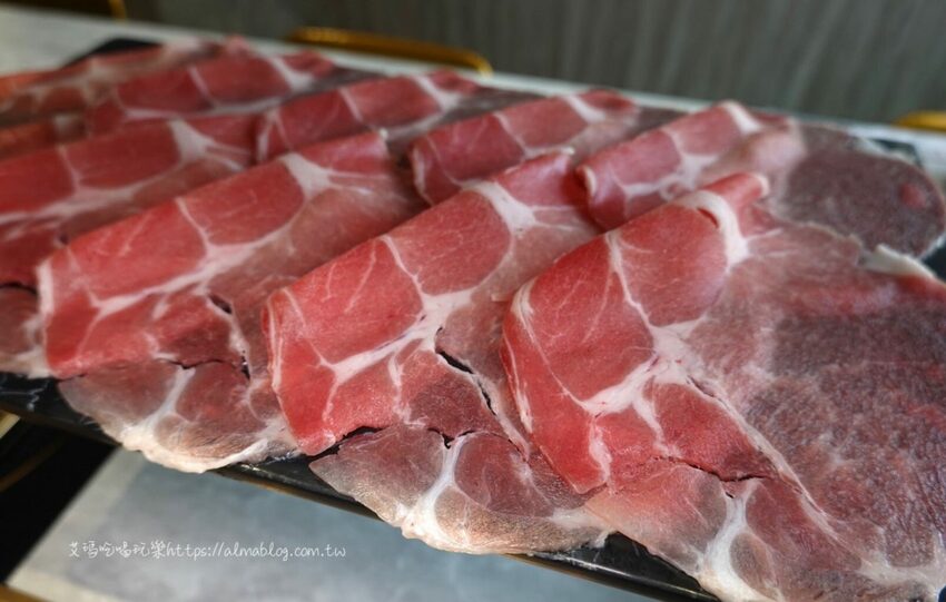 〖嗑肉石鍋〗比手掌大巨霸海虎蝦！隱藏版限量雙鍋王．10種海鮮+12盎司肉盤．打卡還送肉盤！ - 艾瑪▪ 享受吃喝玩樂札記