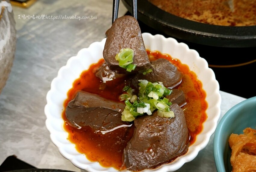 〖嗑肉石鍋〗比手掌大巨霸海虎蝦！隱藏版限量雙鍋王．10種海鮮+12盎司肉盤．打卡還送肉盤！ - 艾瑪▪ 享受吃喝玩樂札記