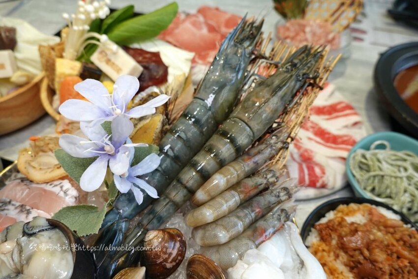 〖嗑肉石鍋〗比手掌大巨霸海虎蝦！隱藏版限量雙鍋王．10種海鮮+12盎司肉盤．打卡還送肉盤！ - 艾瑪▪ 享受吃喝玩樂札記
