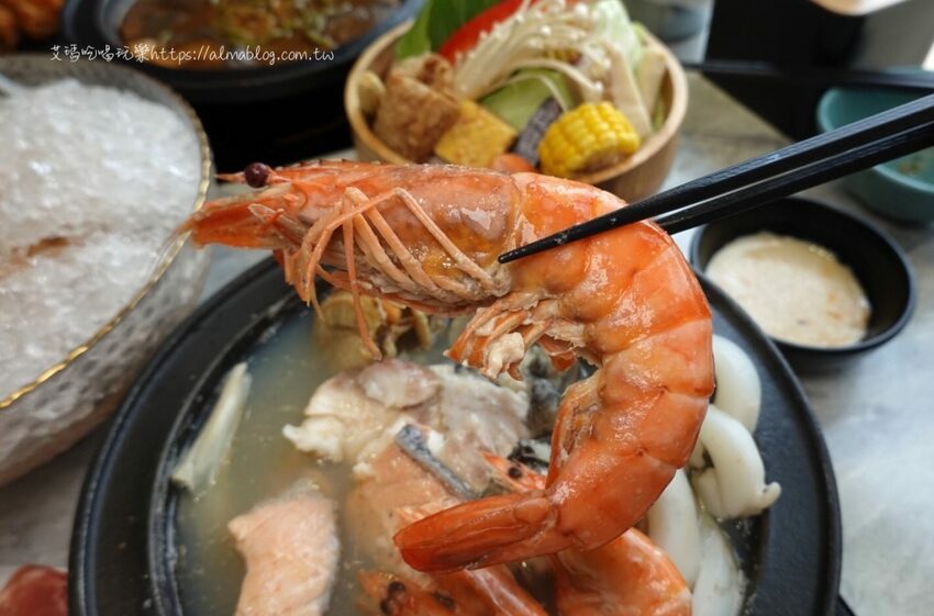 〖嗑肉石鍋〗比手掌大巨霸海虎蝦！隱藏版限量雙鍋王．10種海鮮+12盎司肉盤．打卡還送肉盤！ - 艾瑪▪ 享受吃喝玩樂札記