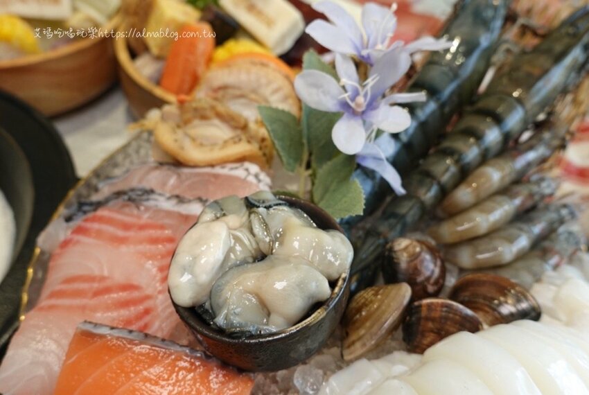 〖嗑肉石鍋〗比手掌大巨霸海虎蝦！隱藏版限量雙鍋王．10種海鮮+12盎司肉盤．打卡還送肉盤！ - 艾瑪▪ 享受吃喝玩樂札記