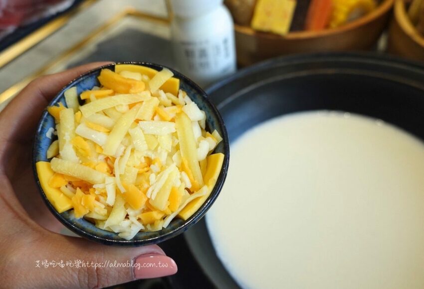 〖嗑肉石鍋〗比手掌大巨霸海虎蝦！隱藏版限量雙鍋王．10種海鮮+12盎司肉盤．打卡還送肉盤！ - 艾瑪▪ 享受吃喝玩樂札記