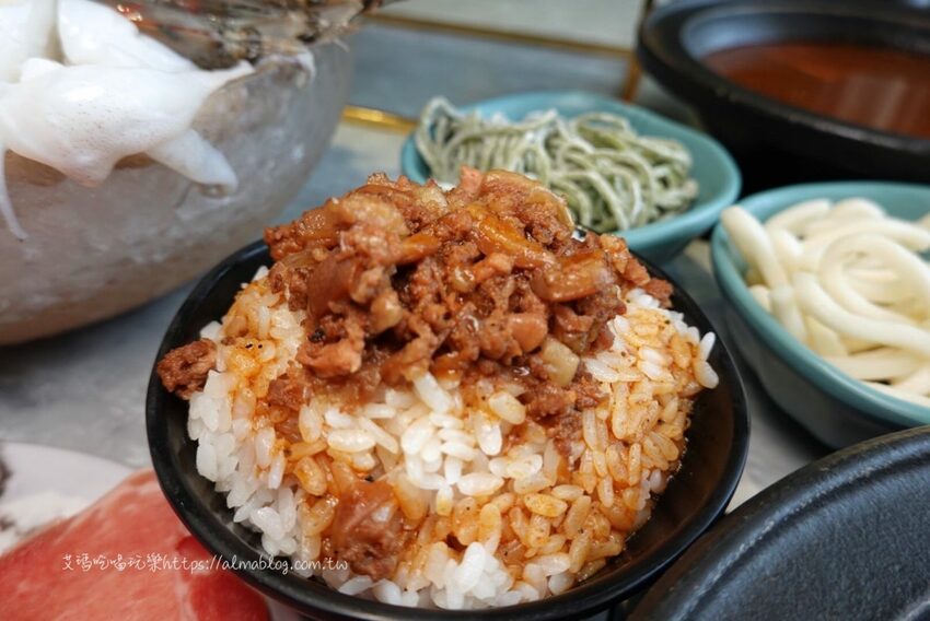 〖嗑肉石鍋〗比手掌大巨霸海虎蝦！隱藏版限量雙鍋王．10種海鮮+12盎司肉盤．打卡還送肉盤！ - 艾瑪▪ 享受吃喝玩樂札記