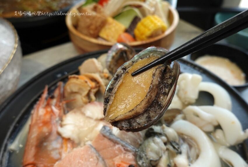 〖嗑肉石鍋〗比手掌大巨霸海虎蝦！隱藏版限量雙鍋王．10種海鮮+12盎司肉盤．打卡還送肉盤！ - 艾瑪▪ 享受吃喝玩樂札記