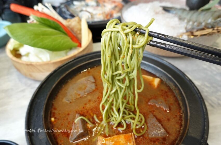 〖嗑肉石鍋〗比手掌大巨霸海虎蝦！隱藏版限量雙鍋王．10種海鮮+12盎司肉盤．打卡還送肉盤！ - 艾瑪▪ 享受吃喝玩樂札記