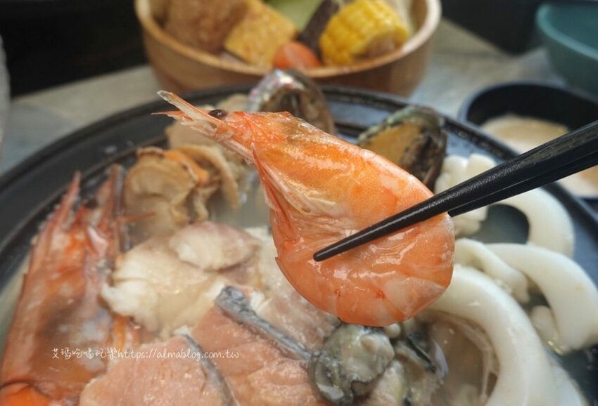 〖嗑肉石鍋〗比手掌大巨霸海虎蝦！隱藏版限量雙鍋王．10種海鮮+12盎司肉盤．打卡還送肉盤！ - 艾瑪▪ 享受吃喝玩樂札記