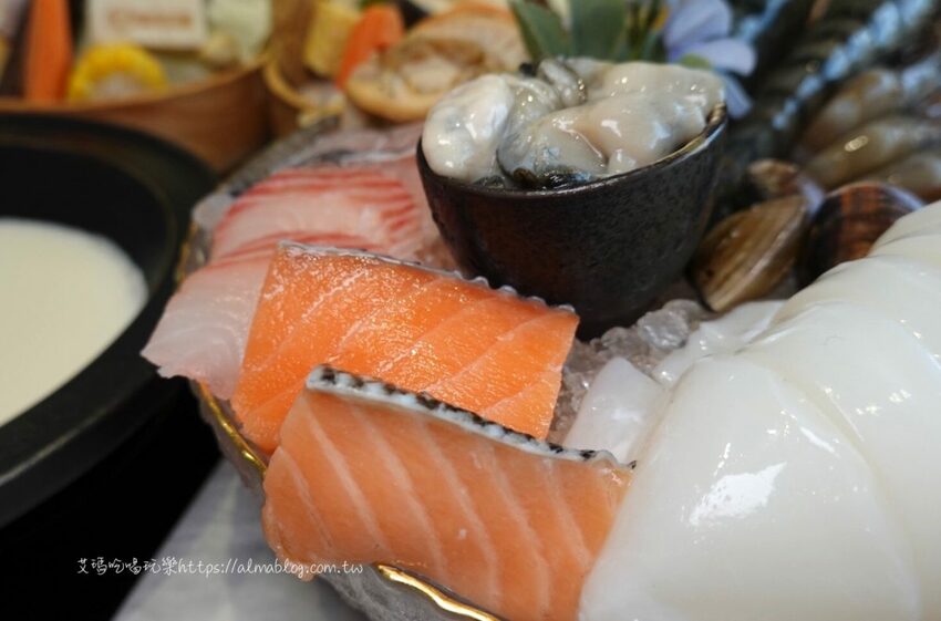 〖嗑肉石鍋〗比手掌大巨霸海虎蝦！隱藏版限量雙鍋王．10種海鮮+12盎司肉盤．打卡還送肉盤！ - 艾瑪▪ 享受吃喝玩樂札記