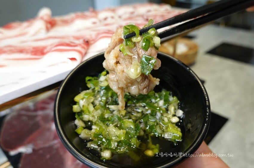 〖嗑肉石鍋〗比手掌大巨霸海虎蝦！隱藏版限量雙鍋王．10種海鮮+12盎司肉盤．打卡還送肉盤！ - 艾瑪▪ 享受吃喝玩樂札記