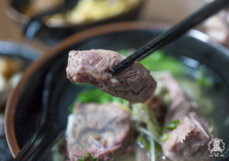 胡董牛麵所｜新北新店中正路食記｜2020年臺北市牛肉麵饕味清燉組亞軍，湯頭鮮香有特色，店內提供和牛油脂的花椒川味辣牛油 - 卡爾茗 C.L.M.