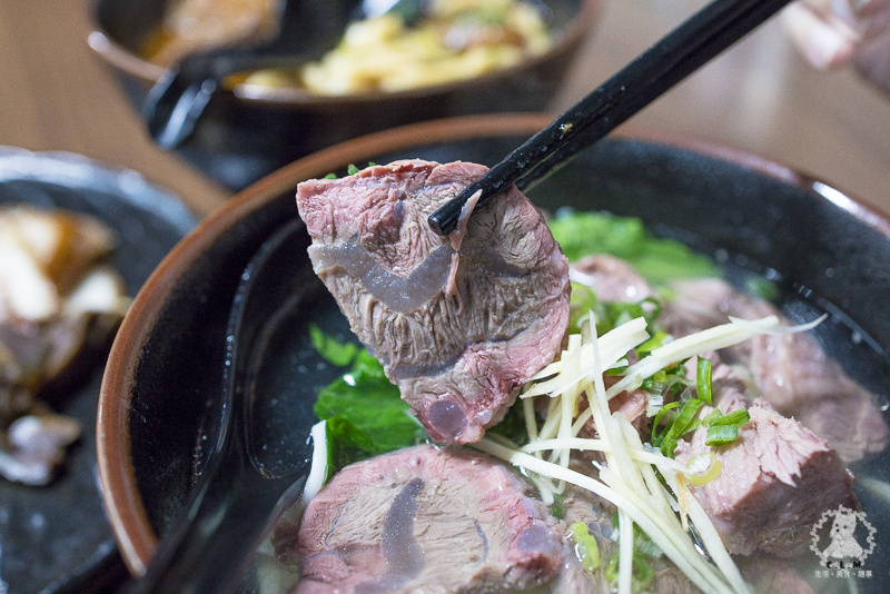 胡董牛麵所｜新北新店中正路食記｜2020年臺北市牛肉麵饕味清燉組亞軍，湯頭鮮香有特色，店內提供和牛油脂的花椒川味辣牛油 - 卡爾茗 C.L.M.