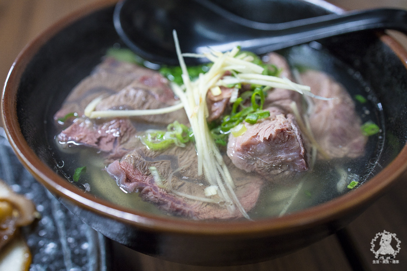 胡董牛麵所｜新北新店中正路食記｜2020年臺北市牛肉麵饕味清燉組亞軍，湯頭鮮香有特色，店內提供和牛油脂的花椒川味辣牛油 - 卡爾茗 C.L.M.