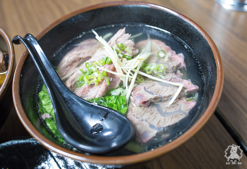 胡董牛麵所｜新北新店中正路食記｜2020年臺北市牛肉麵饕味清燉組亞軍，湯頭鮮香有特色，店內提供和牛油脂的花椒川味辣牛油 - 卡爾茗 C.L.M.