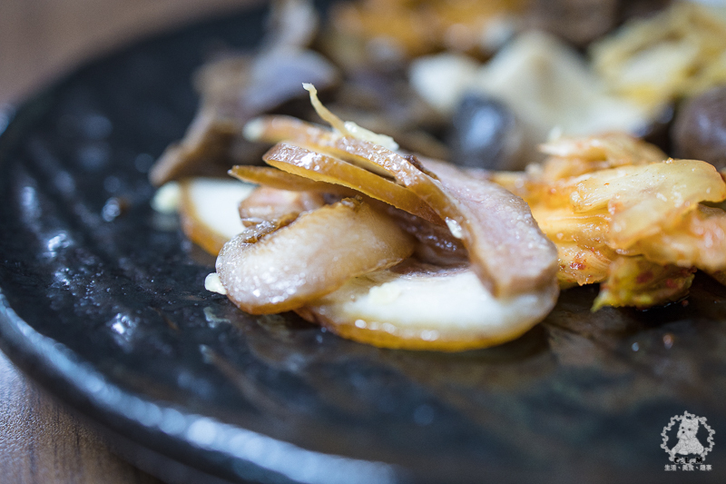 胡董牛麵所｜新北新店中正路食記｜2020年臺北市牛肉麵饕味清燉組亞軍，湯頭鮮香有特色，店內提供和牛油脂的花椒川味辣牛油 - 卡爾茗 C.L.M.