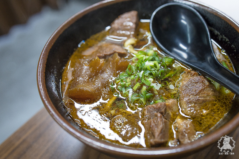 胡董牛麵所｜新北新店中正路食記｜2020年臺北市牛肉麵饕味清燉組亞軍，湯頭鮮香有特色，店內提供和牛油脂的花椒川味辣牛油 - 卡爾茗 C.L.M.