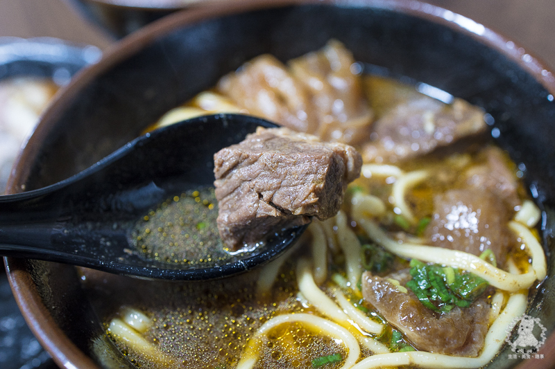 胡董牛麵所｜新北新店中正路食記｜2020年臺北市牛肉麵饕味清燉組亞軍，湯頭鮮香有特色，店內提供和牛油脂的花椒川味辣牛油 - 卡爾茗 C.L.M.