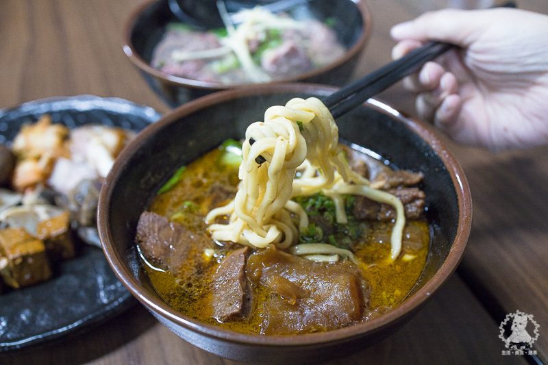 胡董牛麵所｜新北新店中正路食記｜2020年臺北市牛肉麵饕味清燉組亞軍，湯頭鮮香有特色，店內提供和牛油脂的花椒川味辣牛油 - 卡爾茗 C.L.M.