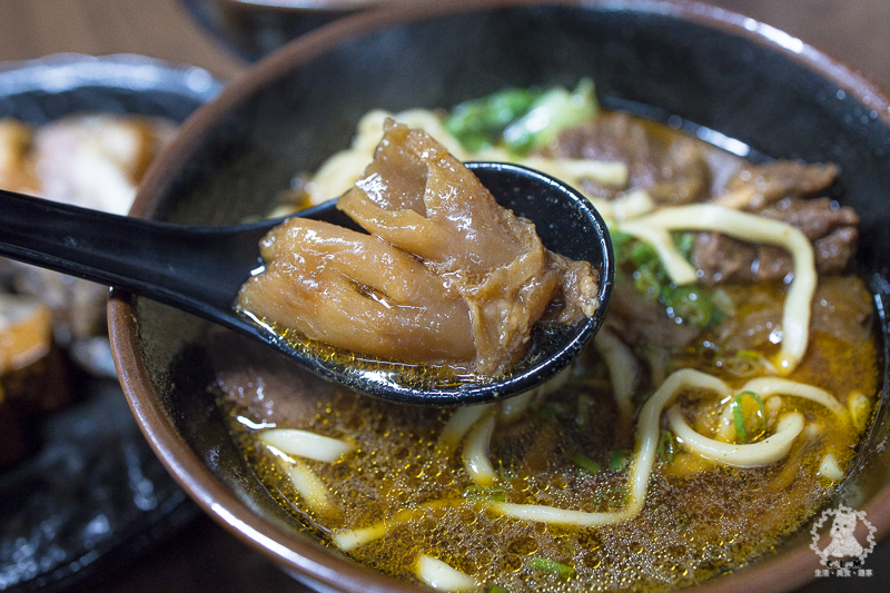 胡董牛麵所｜新北新店中正路食記｜2020年臺北市牛肉麵饕味清燉組亞軍，湯頭鮮香有特色，店內提供和牛油脂的花椒川味辣牛油 - 卡爾茗 C.L.M.