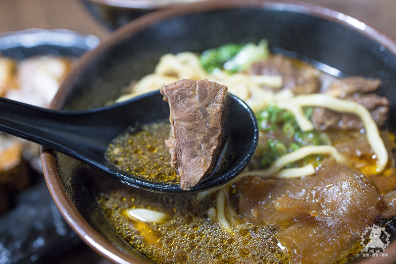 胡董牛麵所｜新北新店中正路食記｜2020年臺北市牛肉麵饕味清燉組亞軍，湯頭鮮香有特色，店內提供和牛油脂的花椒川味辣牛油 - 卡爾茗 C.L.M.