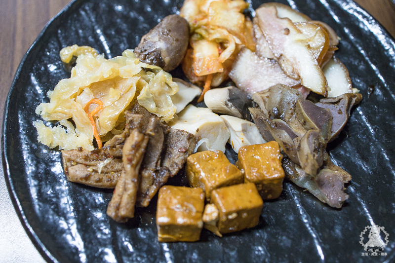 胡董牛麵所｜新北新店中正路食記｜2020年臺北市牛肉麵饕味清燉組亞軍，湯頭鮮香有特色，店內提供和牛油脂的花椒川味辣牛油 - 卡爾茗 C.L.M.