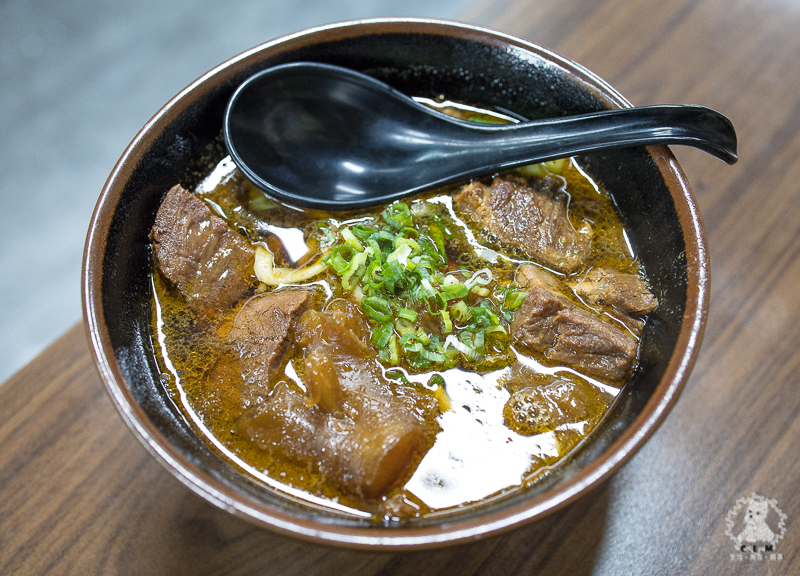 胡董牛麵所｜新北新店中正路食記｜2020年臺北市牛肉麵饕味清燉組亞軍，湯頭鮮香有特色，店內提供和牛油脂的花椒川味辣牛油 - 卡爾茗 C.L.M.