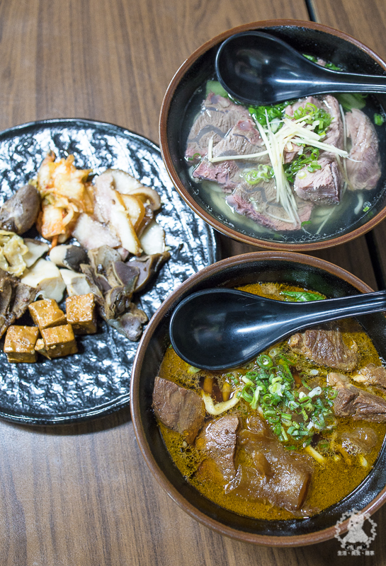 胡董牛麵所｜新北新店中正路食記｜2020年臺北市牛肉麵饕味清燉組亞軍，湯頭鮮香有特色，店內提供和牛油脂的花椒川味辣牛油 - 卡爾茗 C.L.M.