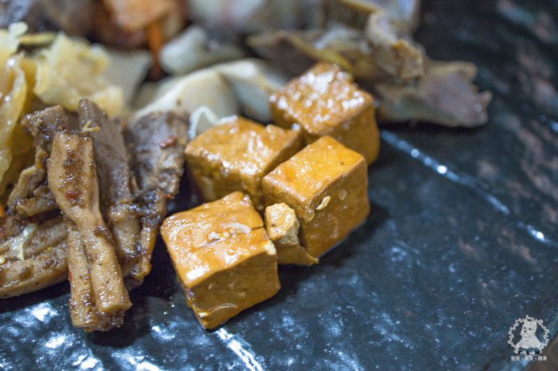 胡董牛麵所｜新北新店中正路食記｜2020年臺北市牛肉麵饕味清燉組亞軍，湯頭鮮香有特色，店內提供和牛油脂的花椒川味辣牛油 - 卡爾茗 C.L.M.