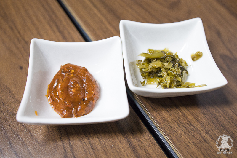 胡董牛麵所｜新北新店中正路食記｜2020年臺北市牛肉麵饕味清燉組亞軍，湯頭鮮香有特色，店內提供和牛油脂的花椒川味辣牛油 - 卡爾茗 C.L.M.