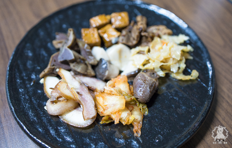 胡董牛麵所｜新北新店中正路食記｜2020年臺北市牛肉麵饕味清燉組亞軍，湯頭鮮香有特色，店內提供和牛油脂的花椒川味辣牛油 - 卡爾茗 C.L.M.