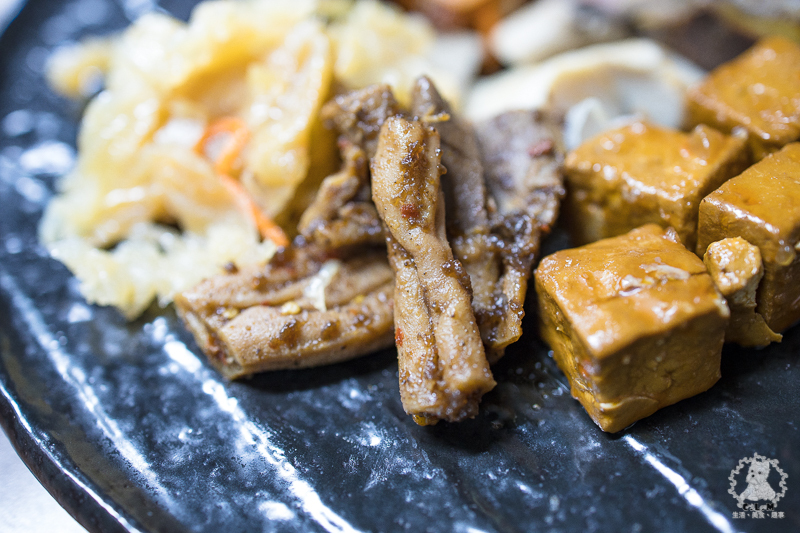 胡董牛麵所｜新北新店中正路食記｜2020年臺北市牛肉麵饕味清燉組亞軍，湯頭鮮香有特色，店內提供和牛油脂的花椒川味辣牛油 - 卡爾茗 C.L.M.