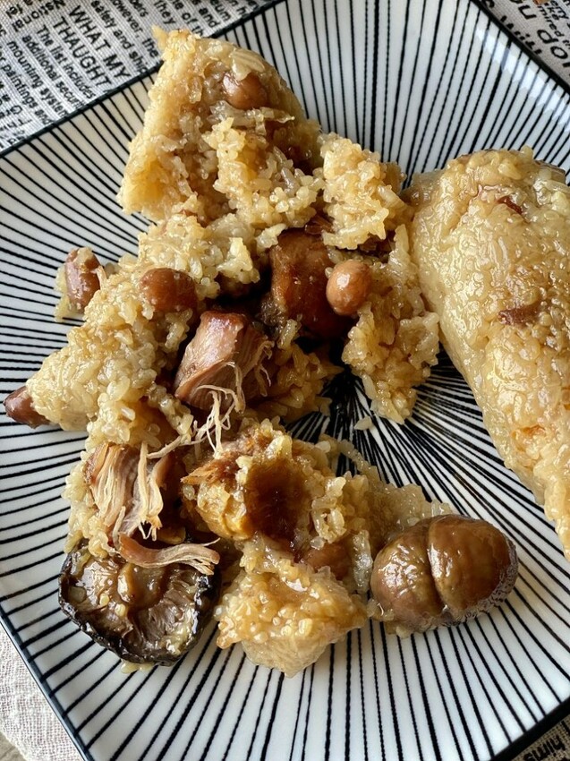 黑橋牌香腸/戎館：台南知名香腸品牌今年端午最新推出極品干貝鮑魚粽子.超大顆極品鮑魚.北海道干貝一次嚐/端午節粽子送禮推薦.端午伴手禮盒 - 進食的巨鼠