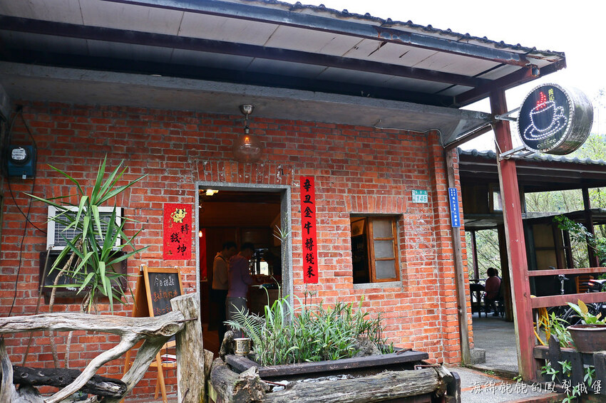 三貂嶺河畔老宅咖啡廳「養沁咖啡」超平價手沖咖啡、肉桂捲、手做甜點、菜單價位