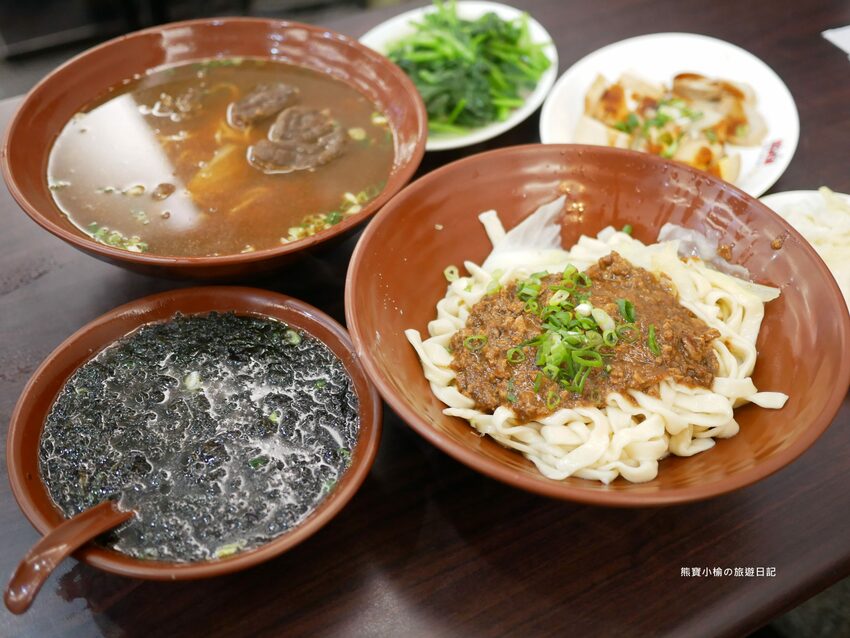 【新竹美食】關新刀切麵食館,新莊車站平價小吃店,水餃牛肉麵滷味小菜通通有賣!內文附詳細菜單價位介紹。 @熊寶小榆の旅遊日記