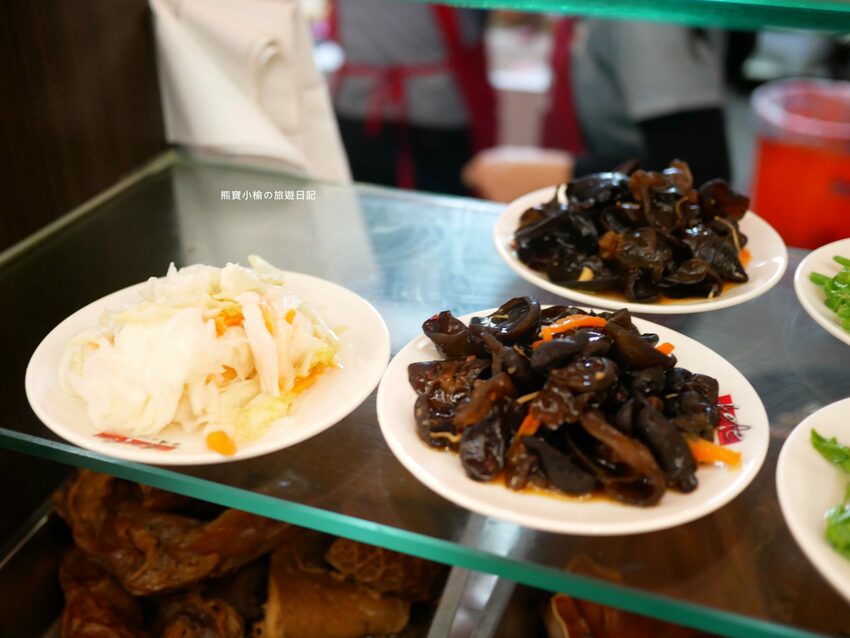 【新竹美食】關新刀切麵食館,新莊車站平價小吃店,水餃牛肉麵滷味小菜通通有賣!內文附詳細菜單價位介紹。 @熊寶小榆の旅遊日記