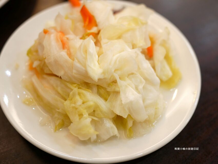 【新竹美食】關新刀切麵食館,新莊車站平價小吃店,水餃牛肉麵滷味小菜通通有賣!內文附詳細菜單價位介紹。 @熊寶小榆の旅遊日記