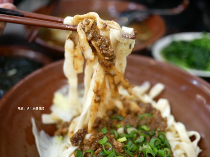 【新竹美食】關新刀切麵食館,新莊車站平價小吃店,水餃牛肉麵滷味小菜通通有賣!內文附詳細菜單價位介紹。 @熊寶小榆の旅遊日記