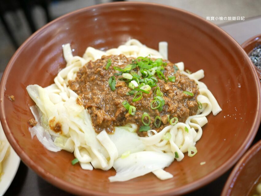 【新竹美食】關新刀切麵食館,新莊車站平價小吃店,水餃牛肉麵滷味小菜通通有賣!內文附詳細菜單價位介紹。 @熊寶小榆の旅遊日記
