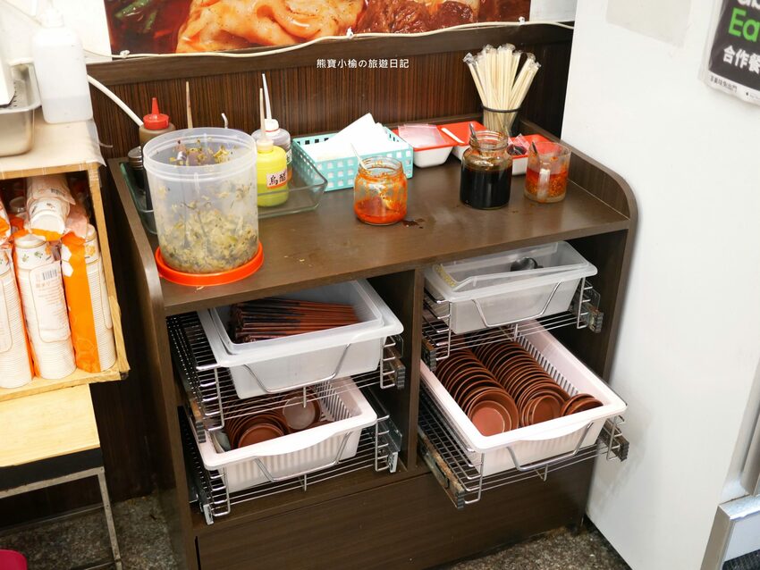 【新竹美食】關新刀切麵食館,新莊車站平價小吃店,水餃牛肉麵滷味小菜通通有賣!內文附詳細菜單價位介紹。 @熊寶小榆の旅遊日記