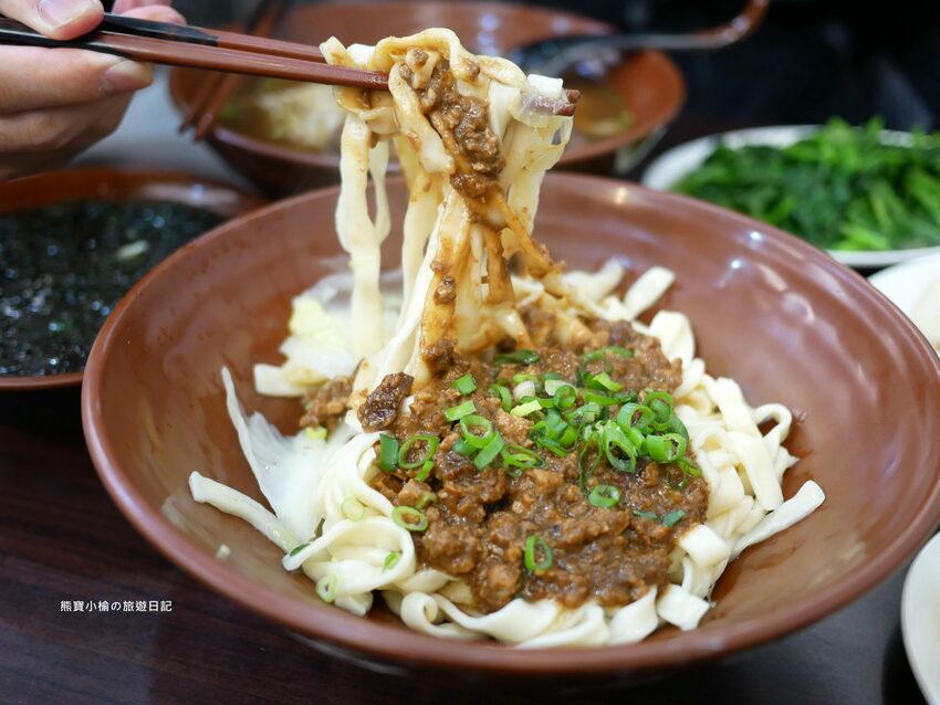 【新竹美食】關新刀切麵食館,新莊車站平價小吃店,水餃牛肉麵滷味小菜通通有賣!內文附詳細菜單價位介紹。 @熊寶小榆の旅遊日記