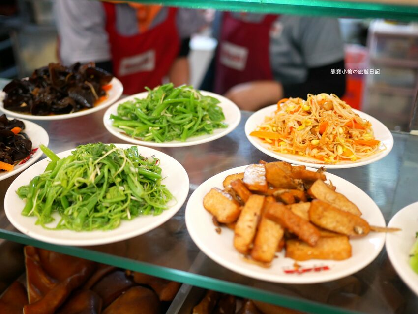【新竹美食】關新刀切麵食館,新莊車站平價小吃店,水餃牛肉麵滷味小菜通通有賣!內文附詳細菜單價位介紹。 @熊寶小榆の旅遊日記