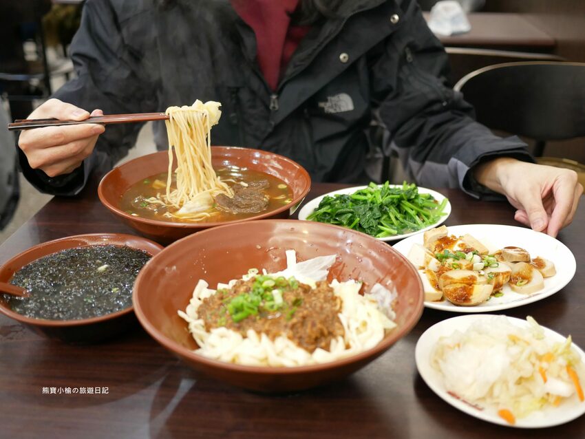【新竹美食】關新刀切麵食館,新莊車站平價小吃店,水餃牛肉麵滷味小菜通通有賣!內文附詳細菜單價位介紹。 @熊寶小榆の旅遊日記