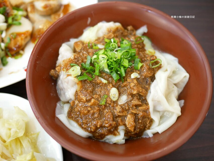 【新竹美食】關新刀切麵食館,新莊車站平價小吃店,水餃牛肉麵滷味小菜通通有賣!內文附詳細菜單價位介紹。 @熊寶小榆の旅遊日記